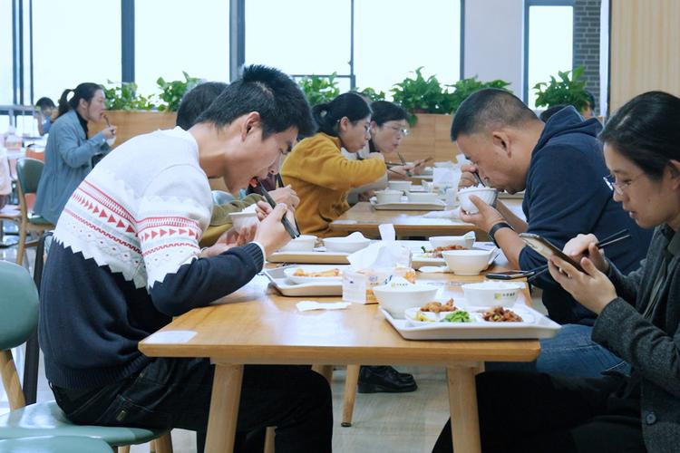 主要功能包括數(shù)據(jù)總覽,基礎(chǔ)設(shè)置,移動(dòng)端應(yīng)用和設(shè)備管理等,為食堂管理